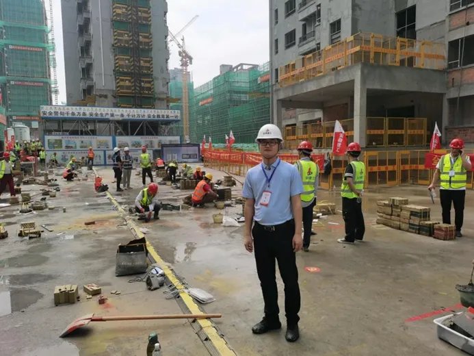 字里行间饱含对公司及项目团队在危急时