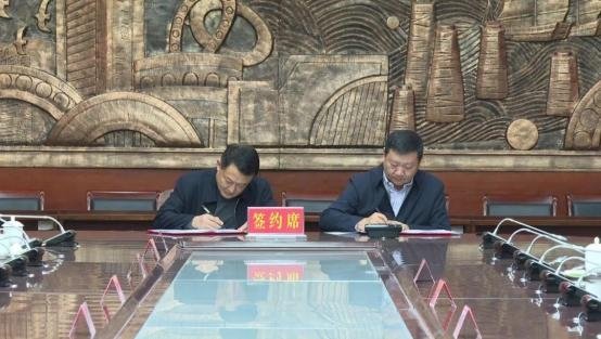 花开满地异彩明
