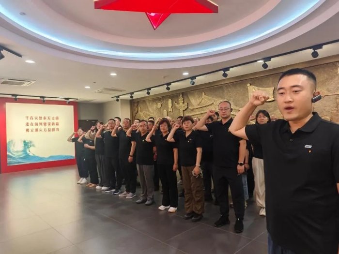 党员们在沉浸式感受红色文化与清廉文化