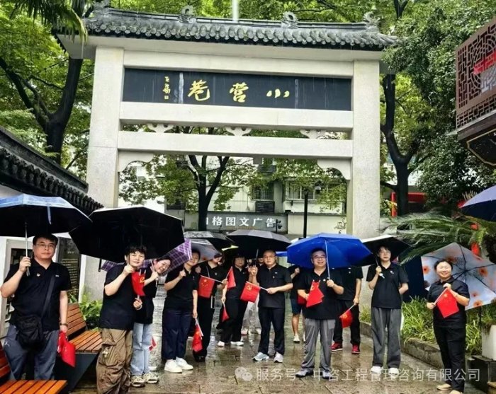 党员们步入浙江革命烈士纪念馆