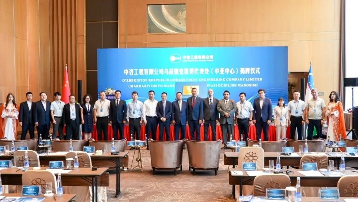万里之外的乌兹别克斯坦首都塔什干暖意