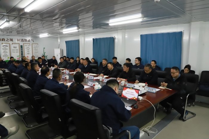 为全体党员和员工讲授专题党课