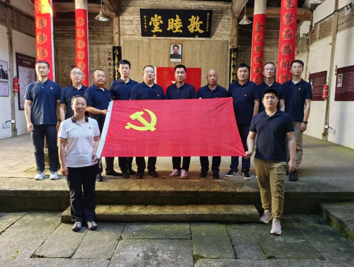 汲取奋进力量