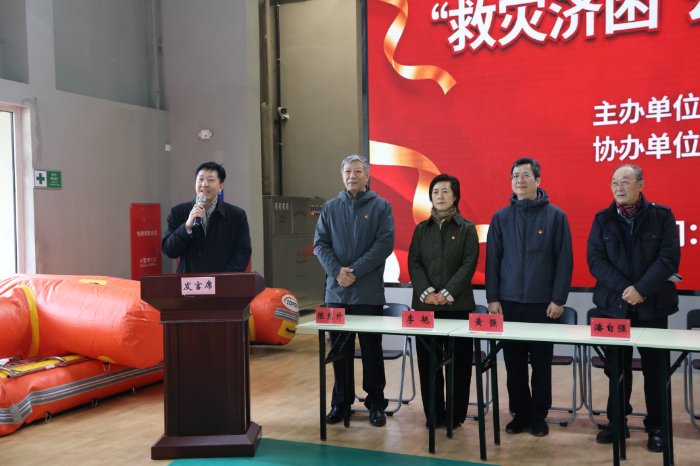 为受灾村民送去关怀与温暖