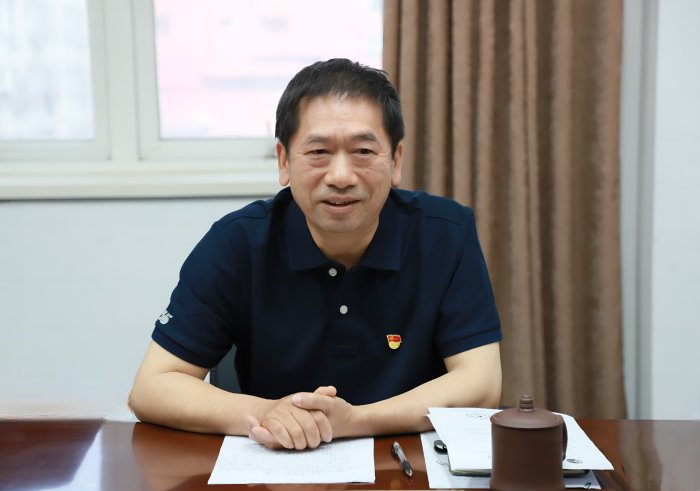 董事长陈东升主持会议并讲话