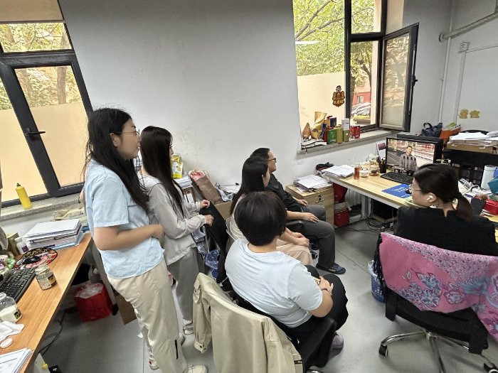 对照阅读整齐的徒步方队