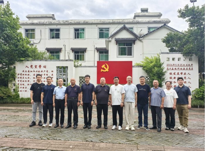 同题参见强化党员干部的党性修养和作风